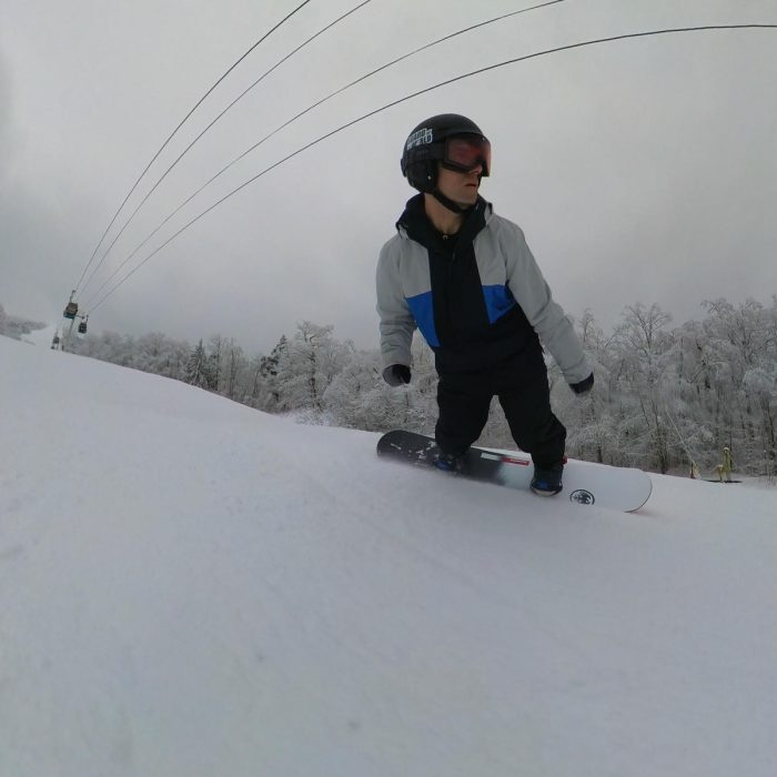 steve doing a toeside carve with the never summer proto synthesis