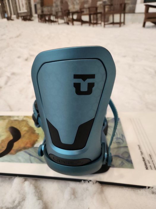 Showing the new Carbon Injected highback of the new Union NEO bindings