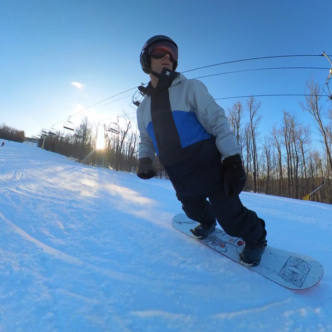 Toe side carve on the Armada Beatnik in hardpack conditions at the end of the day at Stratton
